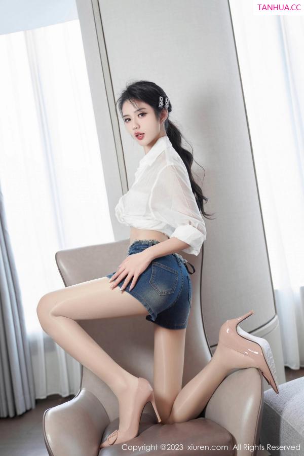 李浅浅  [XiuRen]高清写真图 2023.11.15 No.7667 浅浅Danny 短裙美腿第5张图片